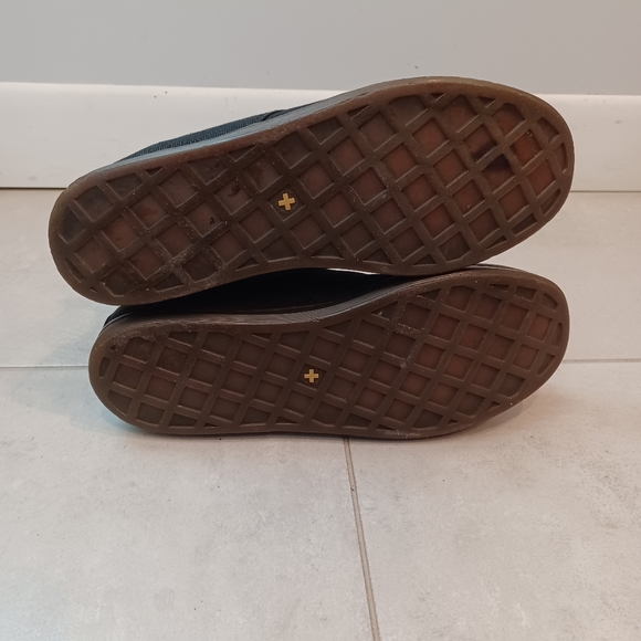 DR. MARTENS "HENRIE" CANVAS CHUKKA ANKLE BOOTS - Picture 4 of 5